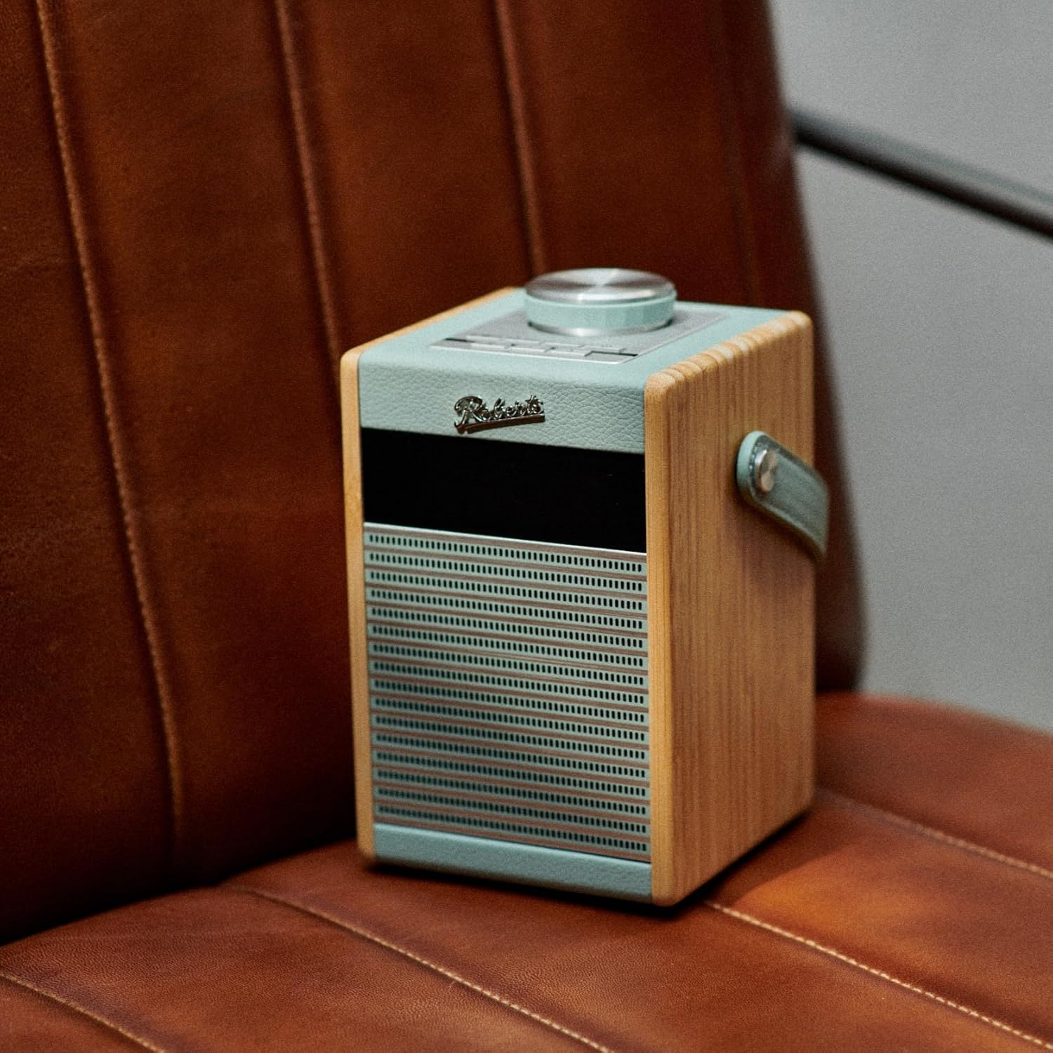 Vintage-Radio, Holz und blaugrün mit silberner Blende. Silberner Griff. "Roberts"-Logo auf der Vorderseite.