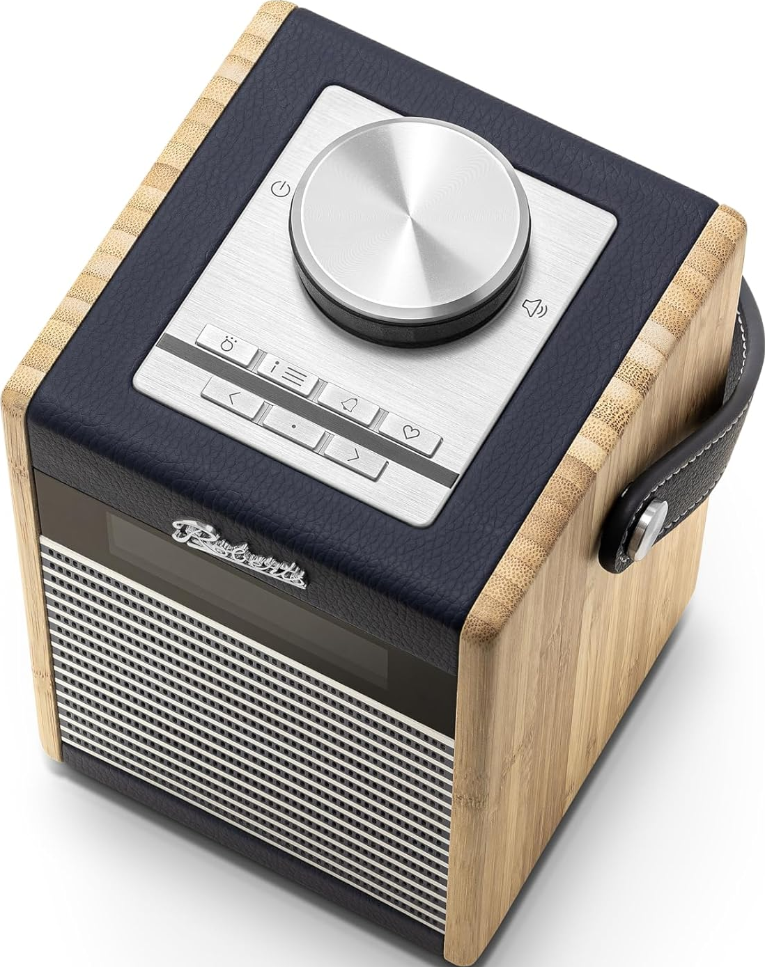 Holzradio. Silberne Bedienelemente, schwarzer Ledergriff und weißer Lautsprechergrill.