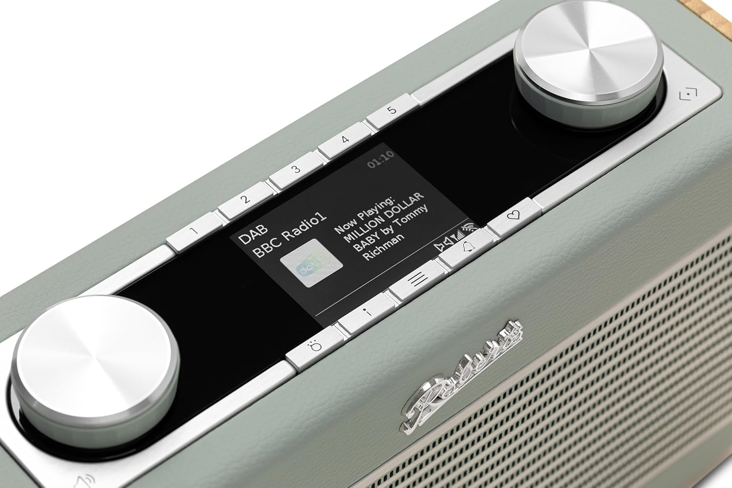 Nahaufnahme eines Vintage-Radios mit einem kleinen Bildschirm, der Songinformationen anzeigt.