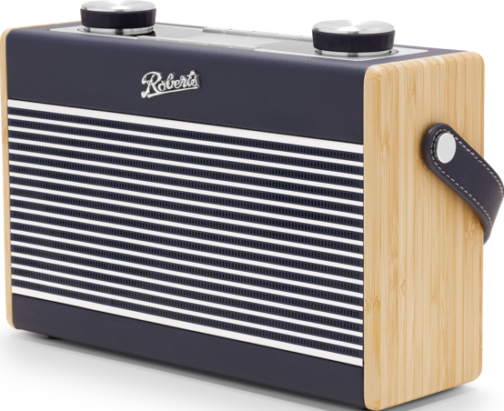 Ein Roberts Radio in Marineblau und Holz, mit Griff und Knöpfen, isoliert auf Weiß.