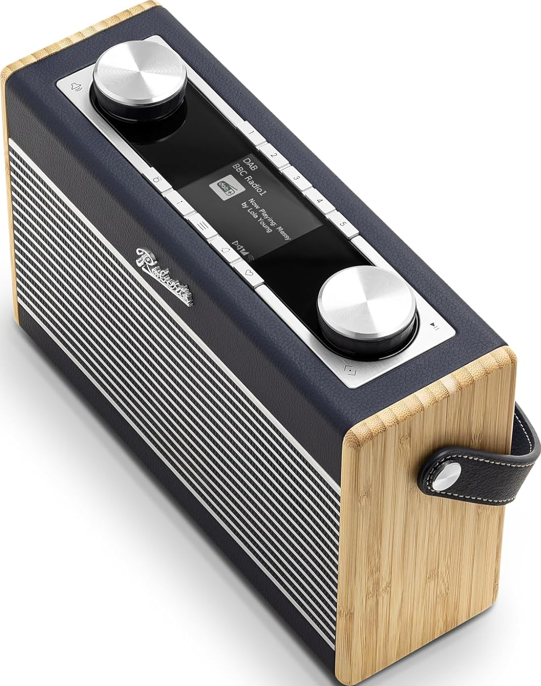 Dunkelblaues und holzfarbenes Radio mit Bildschirm und silbernen Knöpfen. Ein Lederriemen ist sichtbar.