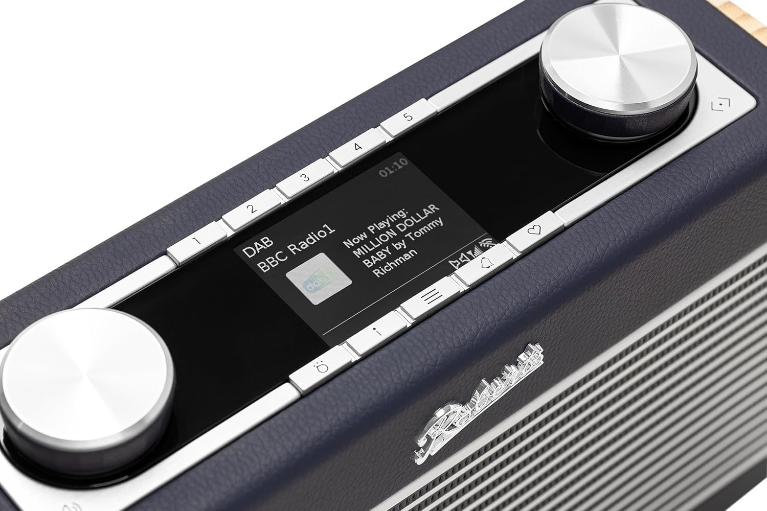 Nahaufnahme eines blau-silbernen Radios mit Bildschirm, der Radioinformationen anzeigt.