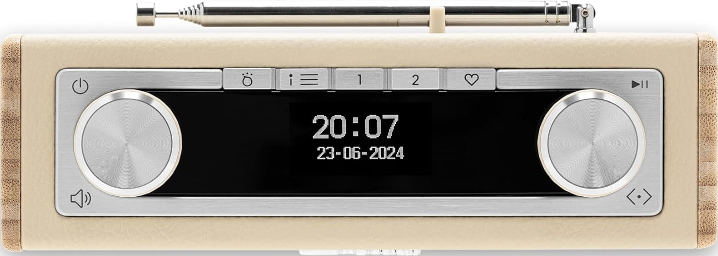 Ein Radio mit einem Display, das die Uhrzeit und das Datum anzeigt, mit silbernen Akzenten.