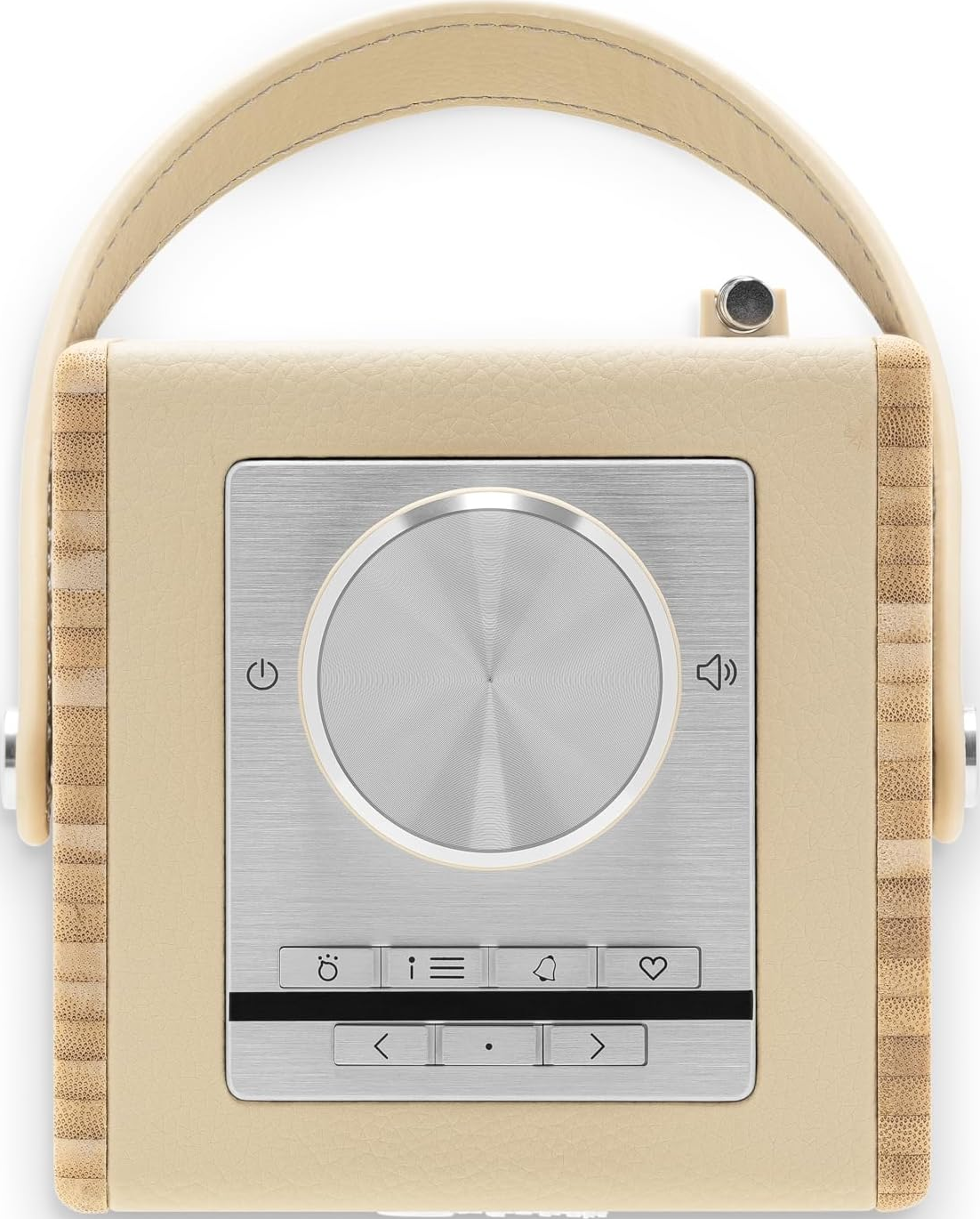Ein beige-farbenes und Bambus-Radio mit zentralem Bedienfeld mit Knöpfen und einem Griff oben drauf.
