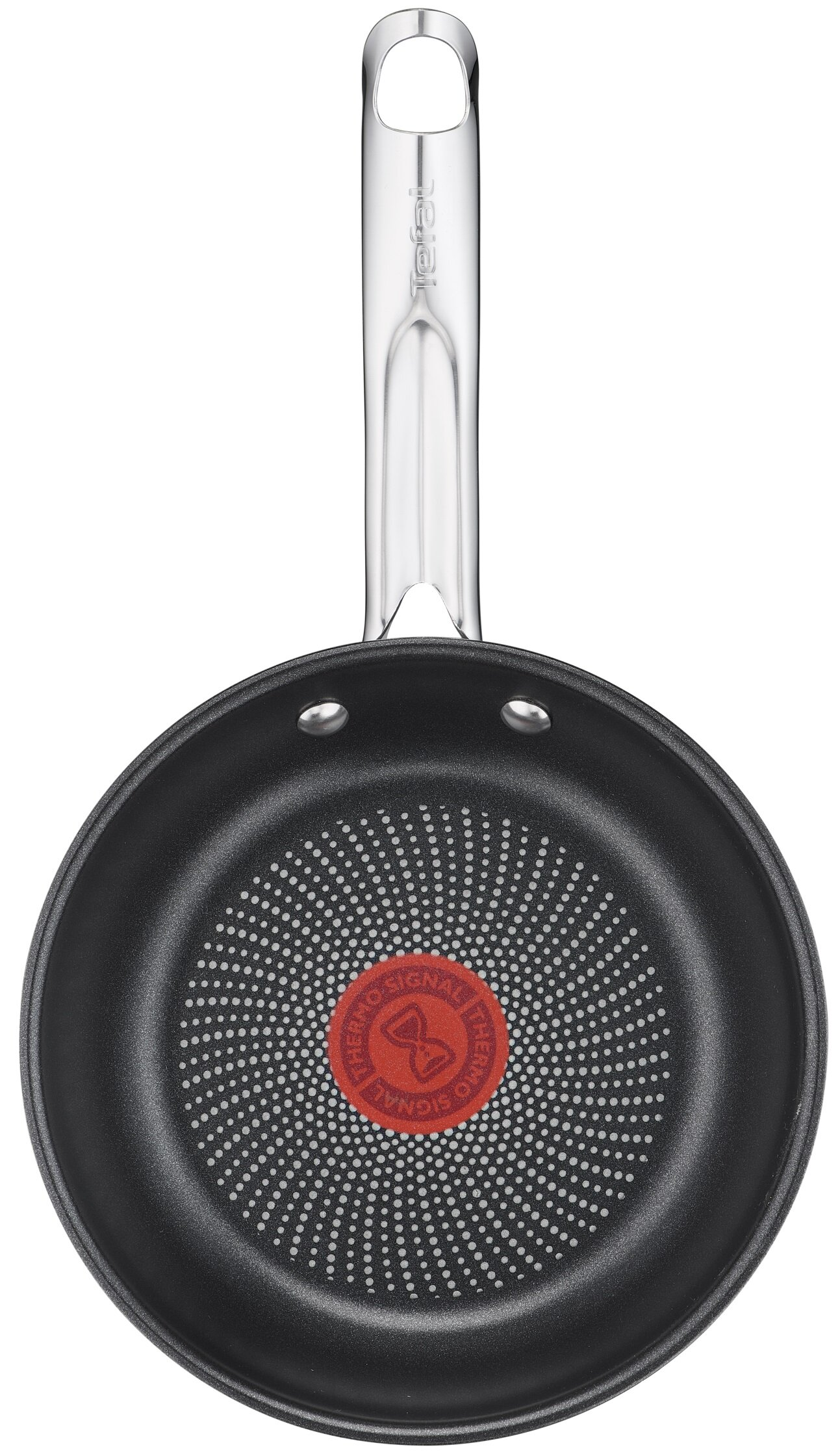 Zbliżenie z góry czarnej patelni ze srebrną rączką i czerwonym logo na środku.