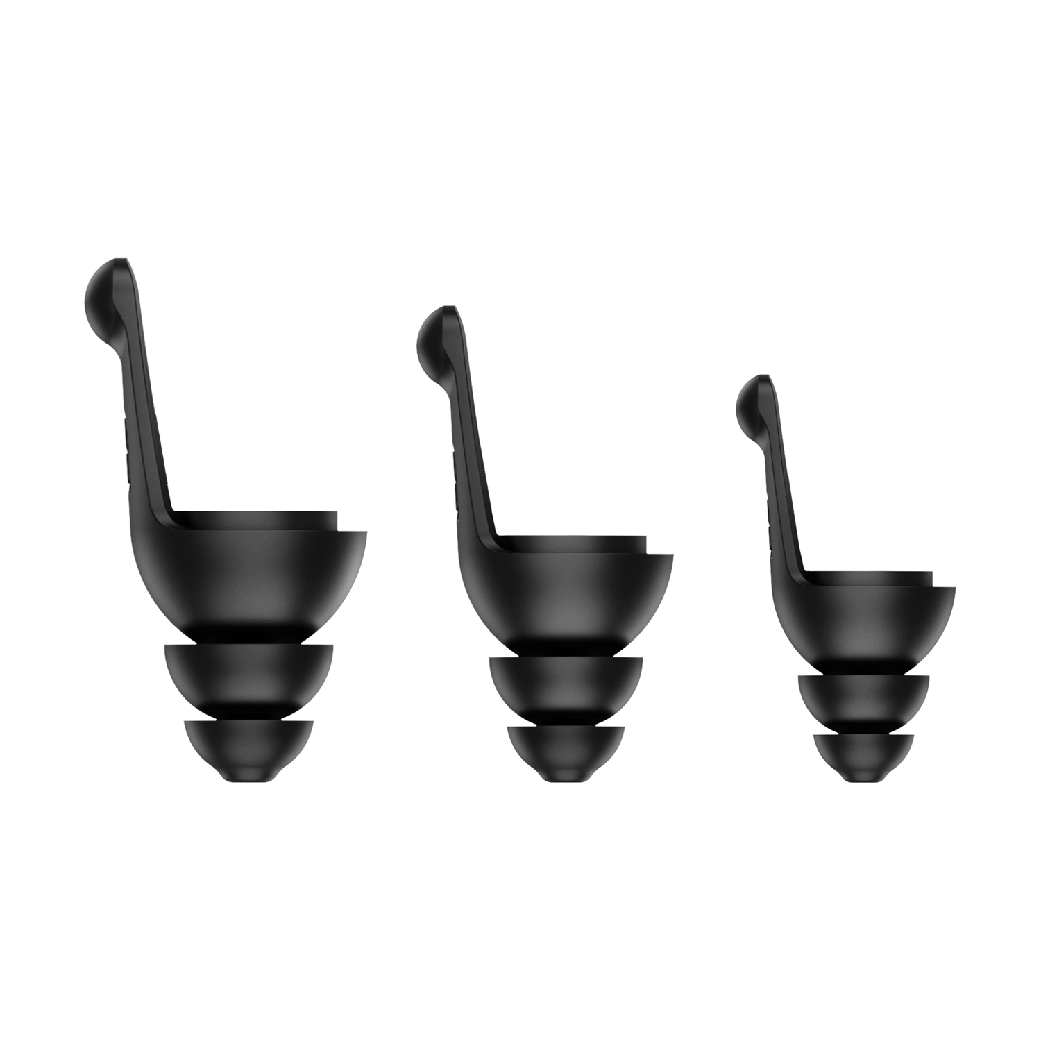 Drie zwarte oortips van verschillende maten, voor in-ear audio-apparaten, op een witte achtergrond.