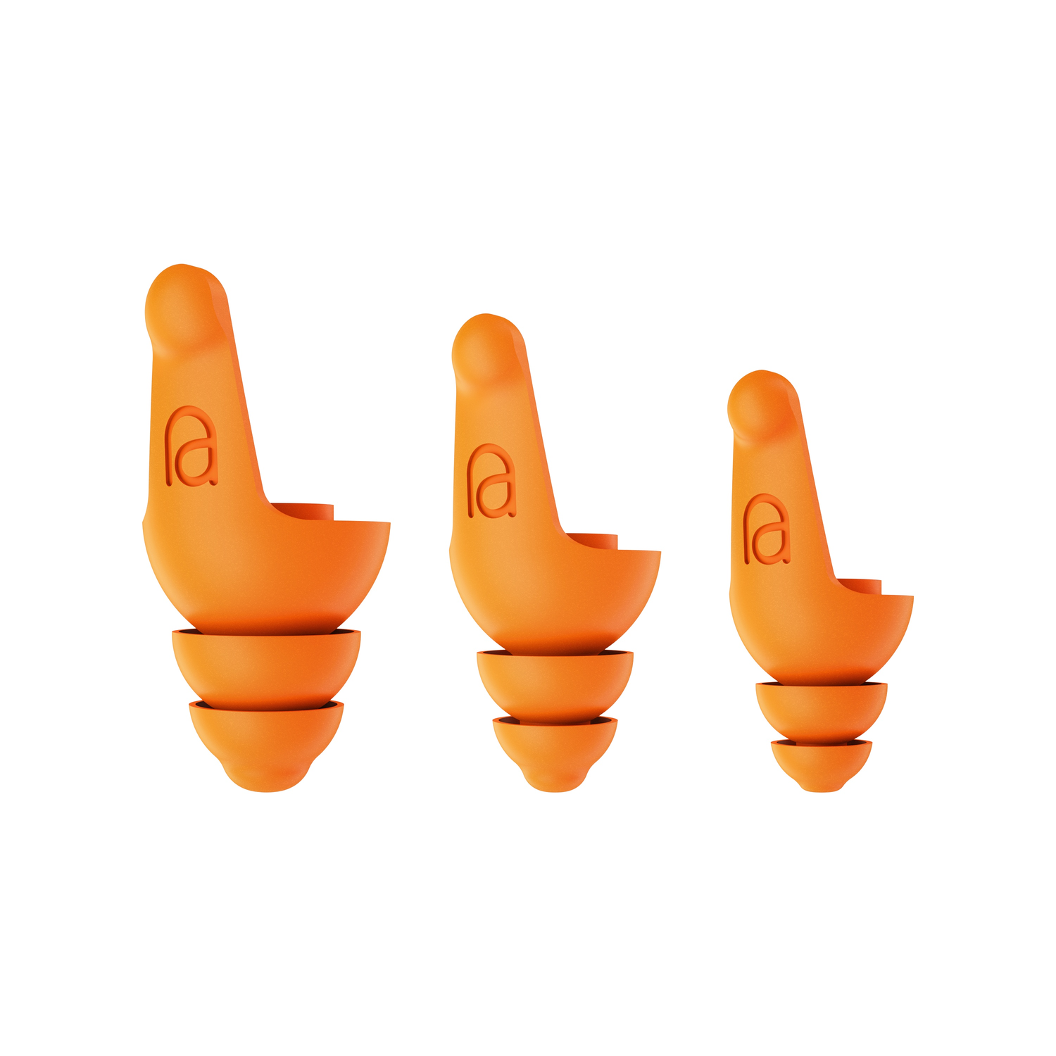 Drie oranje oordopjes op een witte achtergrond. Elk heeft een logo en een gelaagd ontwerp. De maten nemen van links naar rechts af.