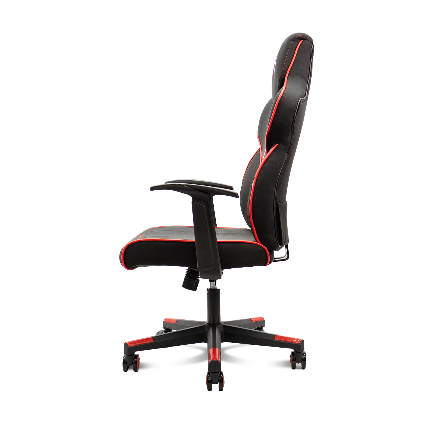 Silla gaming negra con detalles rojos, vista lateral.