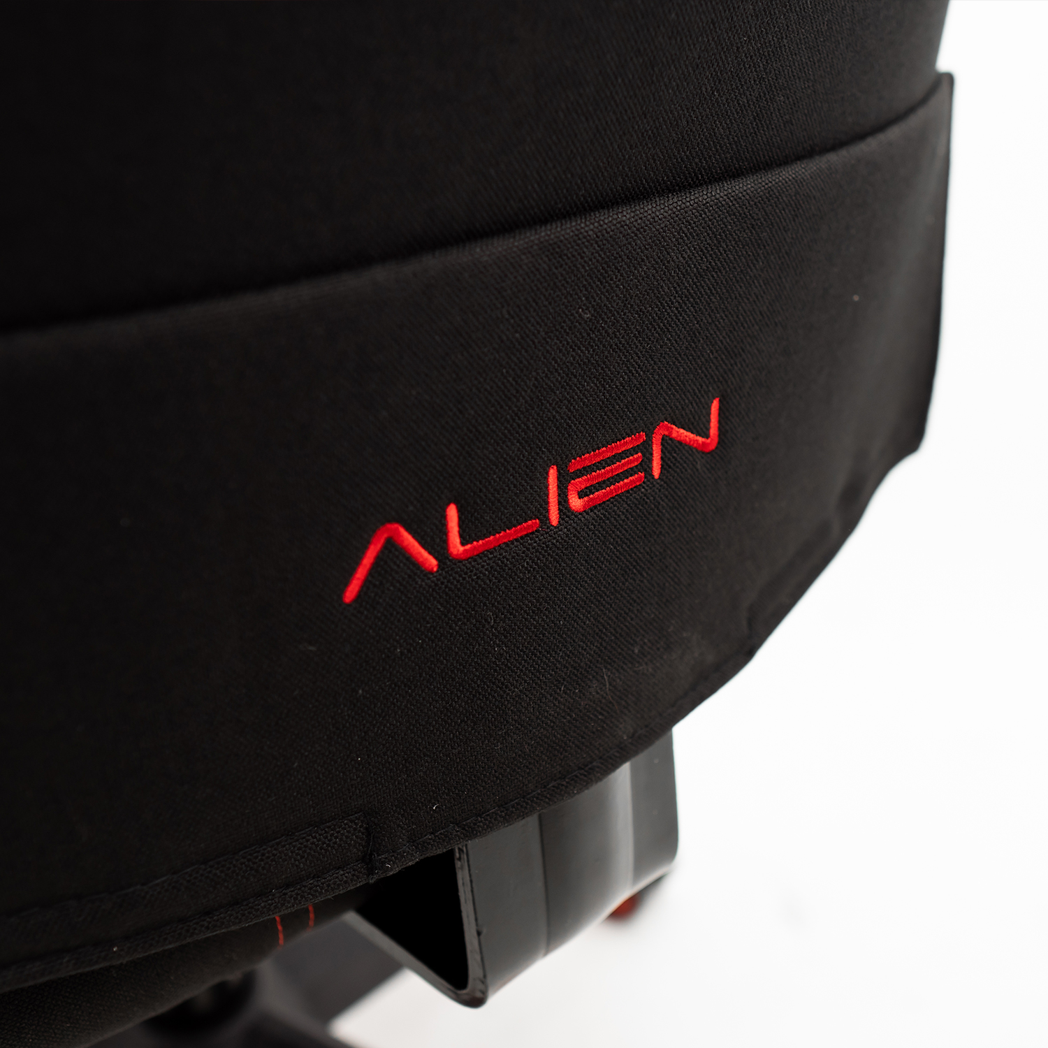 Detalle de la silla gaming negra. Texto ALIEN rojo en el respaldo.