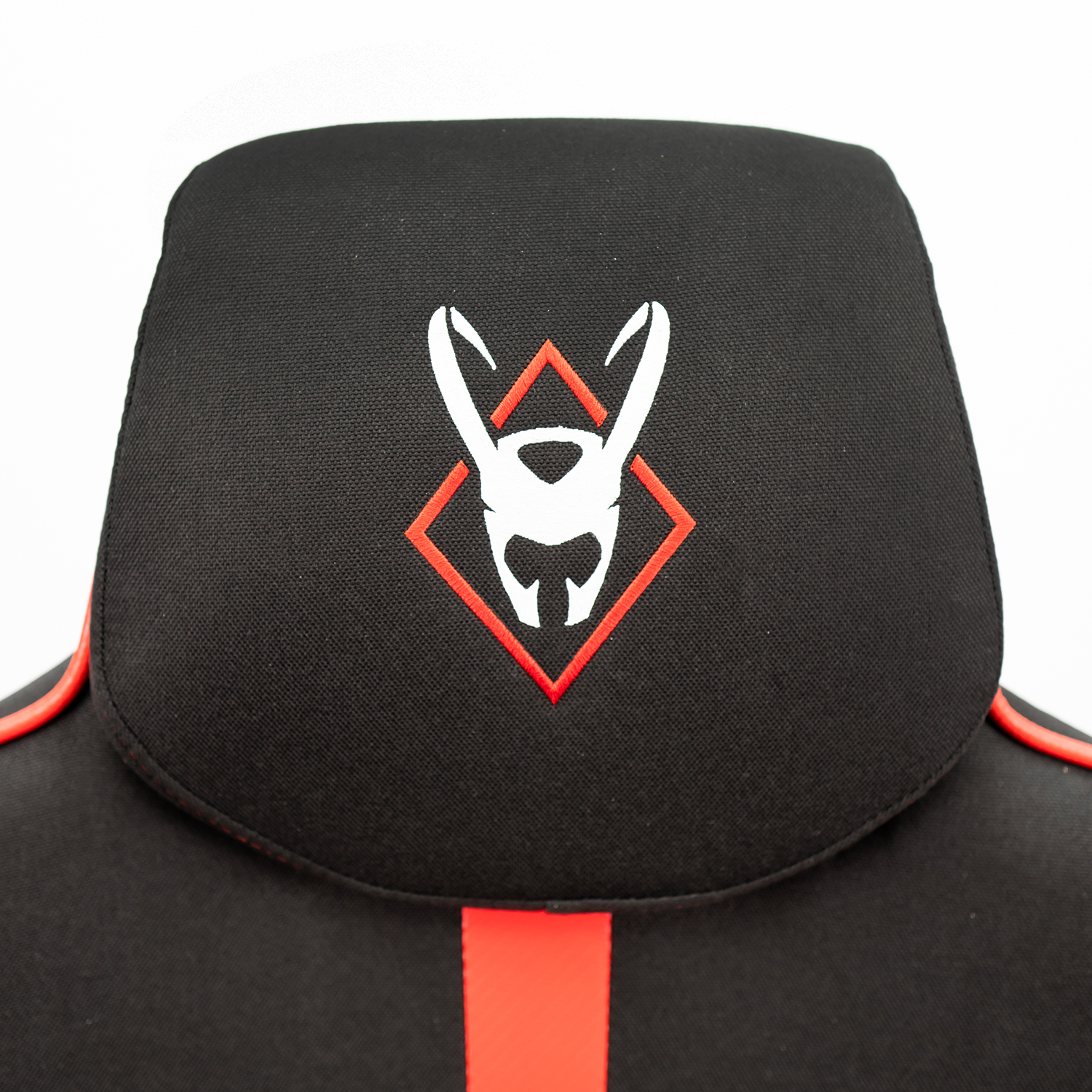 Reposacabezas de silla gaming negra y roja. El logo de Loki está bordado en la parte trasera del reposacabezas.
