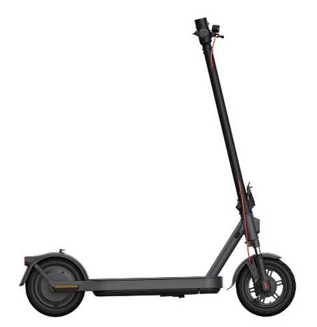 Czarny skuter elektryczny na białym tle. Ma czarną ramę, koła i kierownicę. Design jest minimalistyczny.