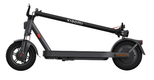 Czarna hulajnoga Xiaomi na białym tle.
