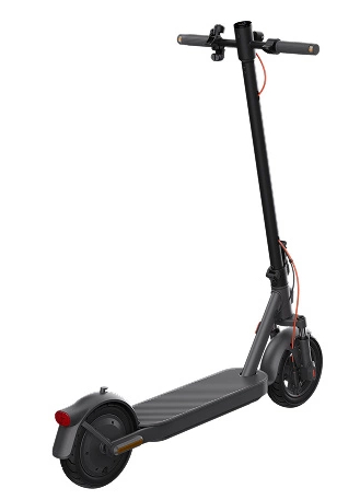 Czarno-szara hulajnoga. Stoi na białym tle. Kierownica jest czarna.