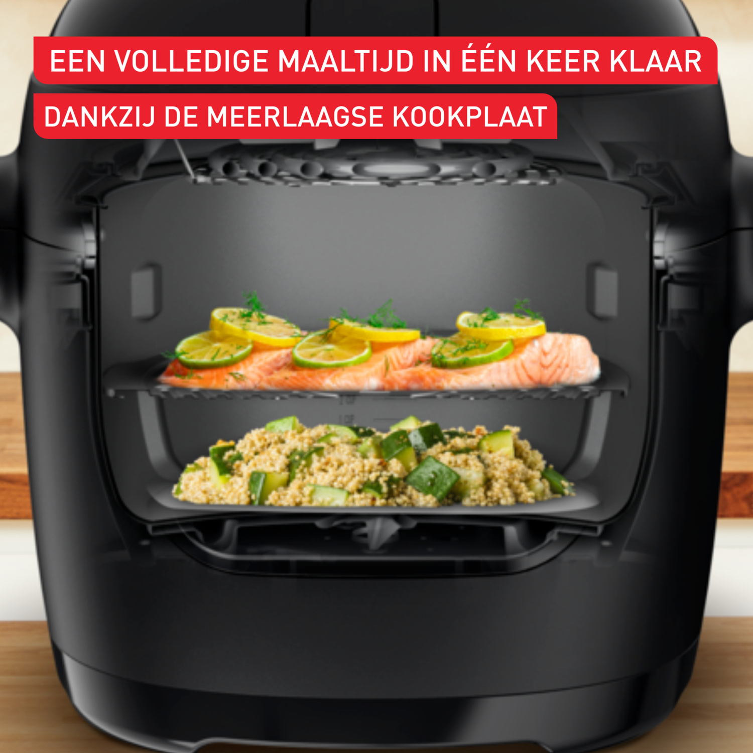 Zwarte airfryer met zalm en groenten erin.