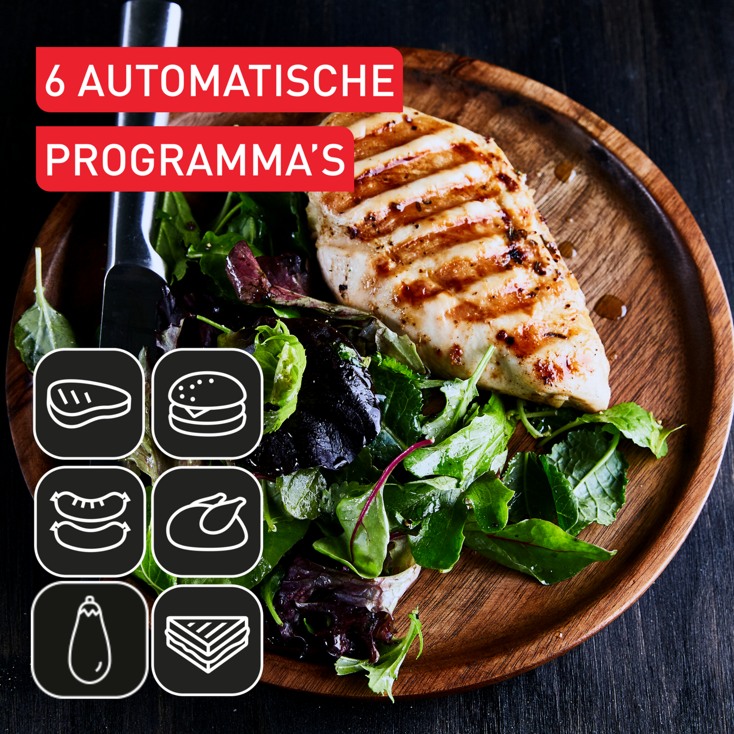 Gegrilde kipfilet op een houten bord met salade. Iconen die kookprogramma's aangeven zijn ook aanwezig.