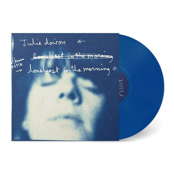 Albumcover mit Frauenfoto, blaue Vinyl-Schallplatte auf weißem Hintergrund.