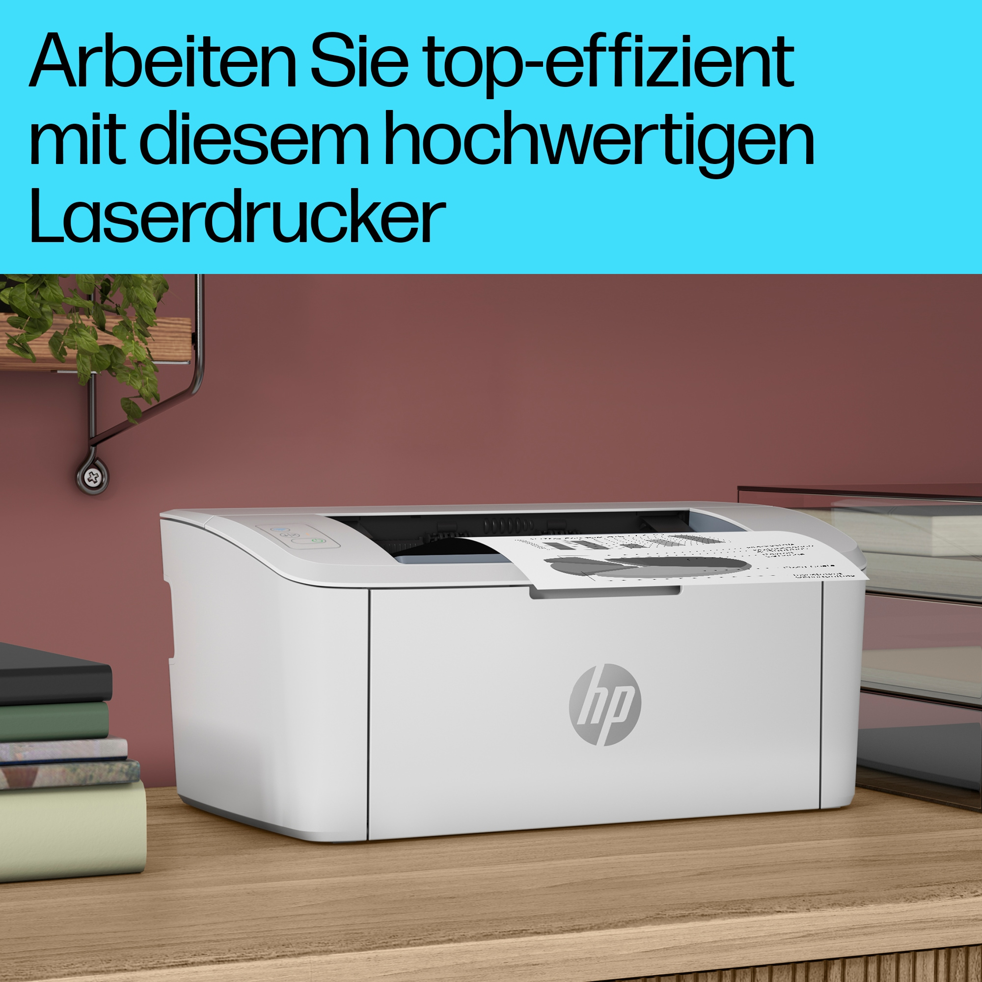 Weißer HP-Drucker auf einem Holzschreibtisch, darüber Text auf Deutsch.