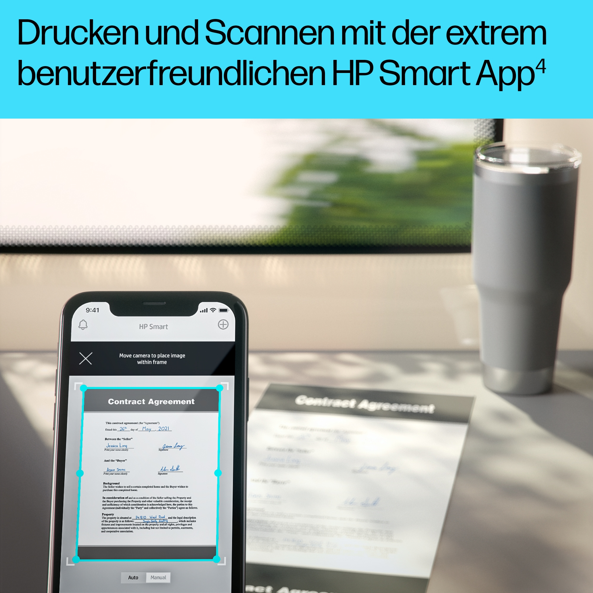 Telefon scannt Dokument auf Schreibtisch. Text: „HP Smart App“ und grauer Becher.