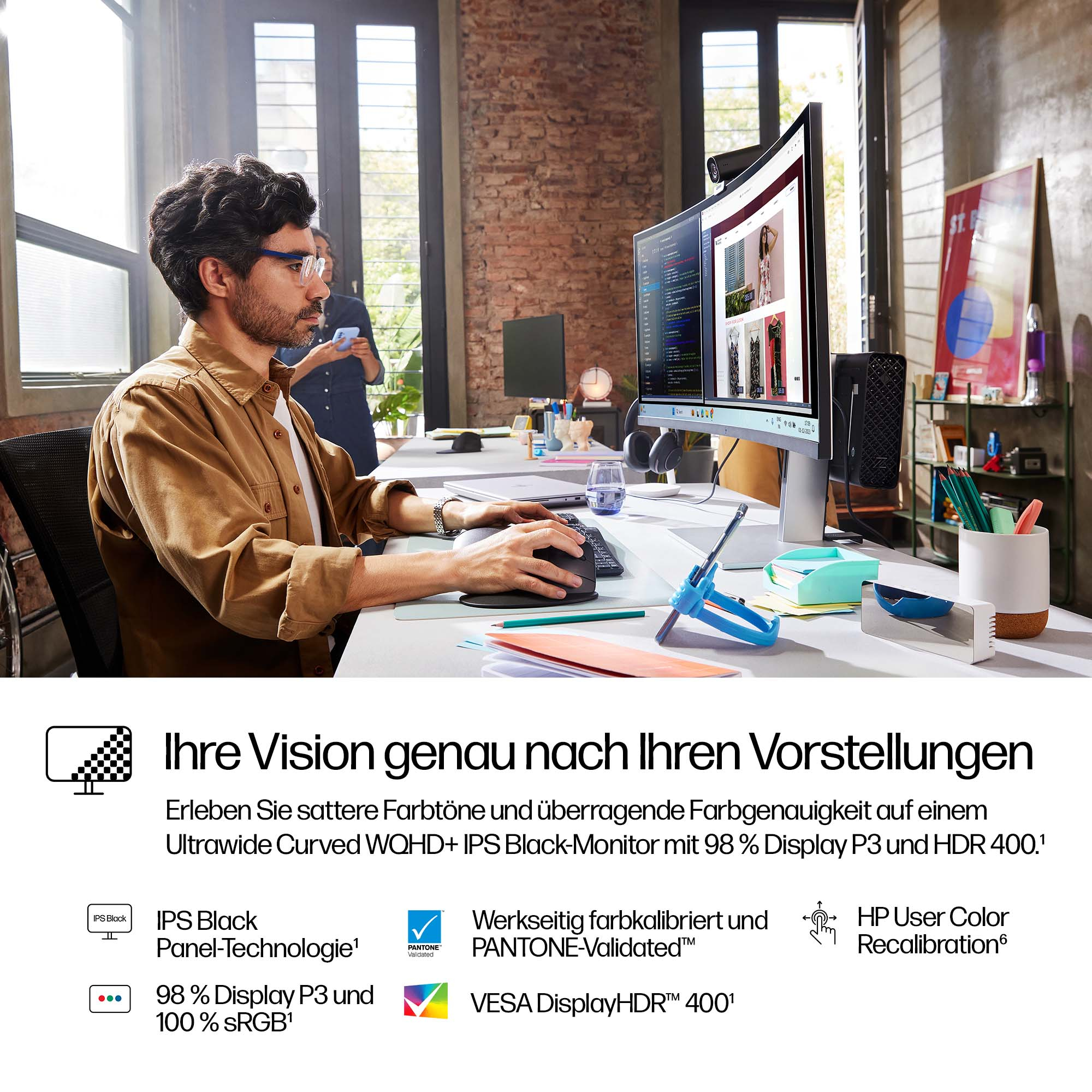 Ein Mann arbeitet an einem gekrümmten Monitor, mit Text über Farben. Bürohintergrund ist sichtbar.