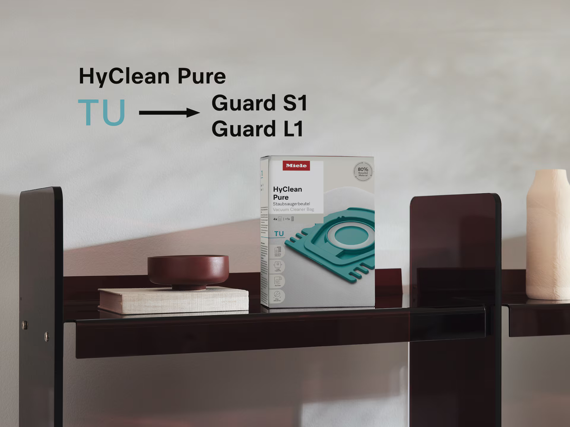 Pudełko worków do odkurzaczy HyClean Pure, z tekstem i półką z przedmiotami.