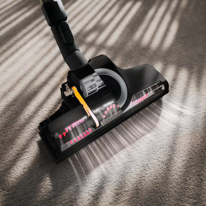 Głowica odkurzacza na dywanie, pokazująca części wewnętrzne i szczotkę. Cienie.