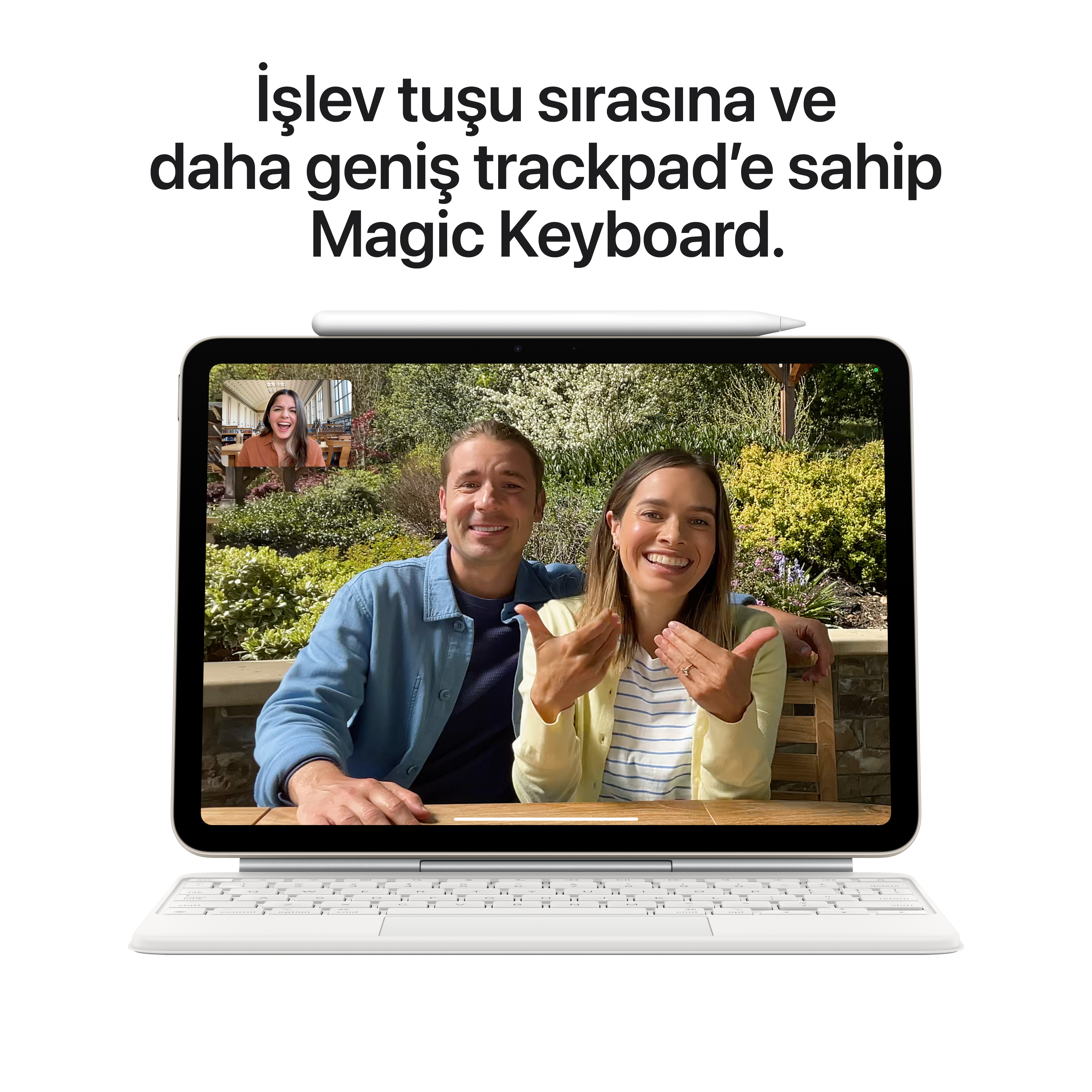 Klavyeli iPad, görüntülü aramada insanları gösteriyor. Kalem, klavyenin üst kısmında.