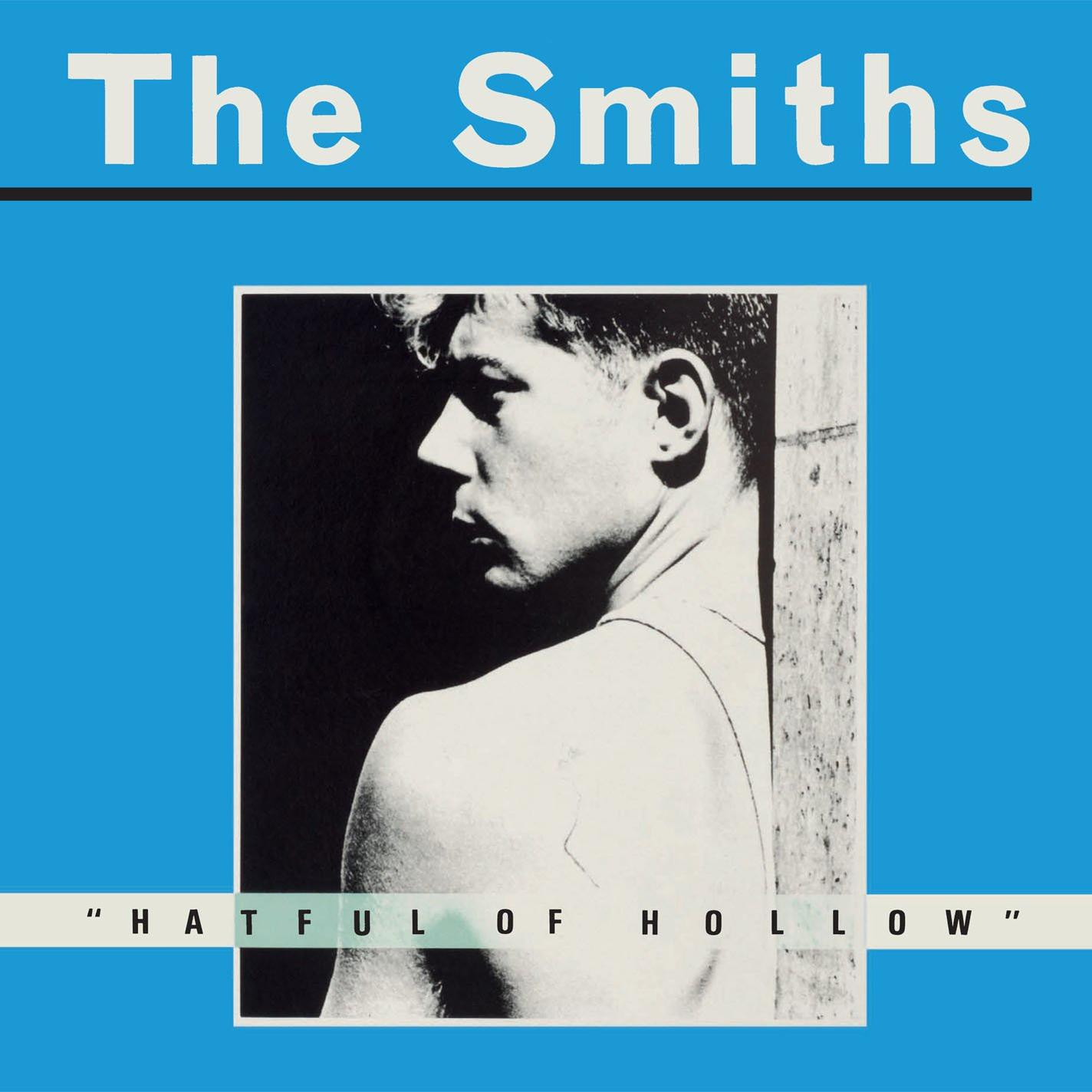 A The Smiths "Hatful of Hollow" című albumának borítója, egy férfi profiljával kék háttér előtt.