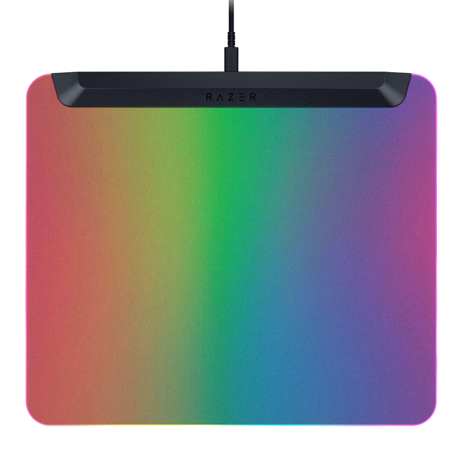 Een regenboogkleurige muismat met een zwart Razer-label aan de bovenrand.
