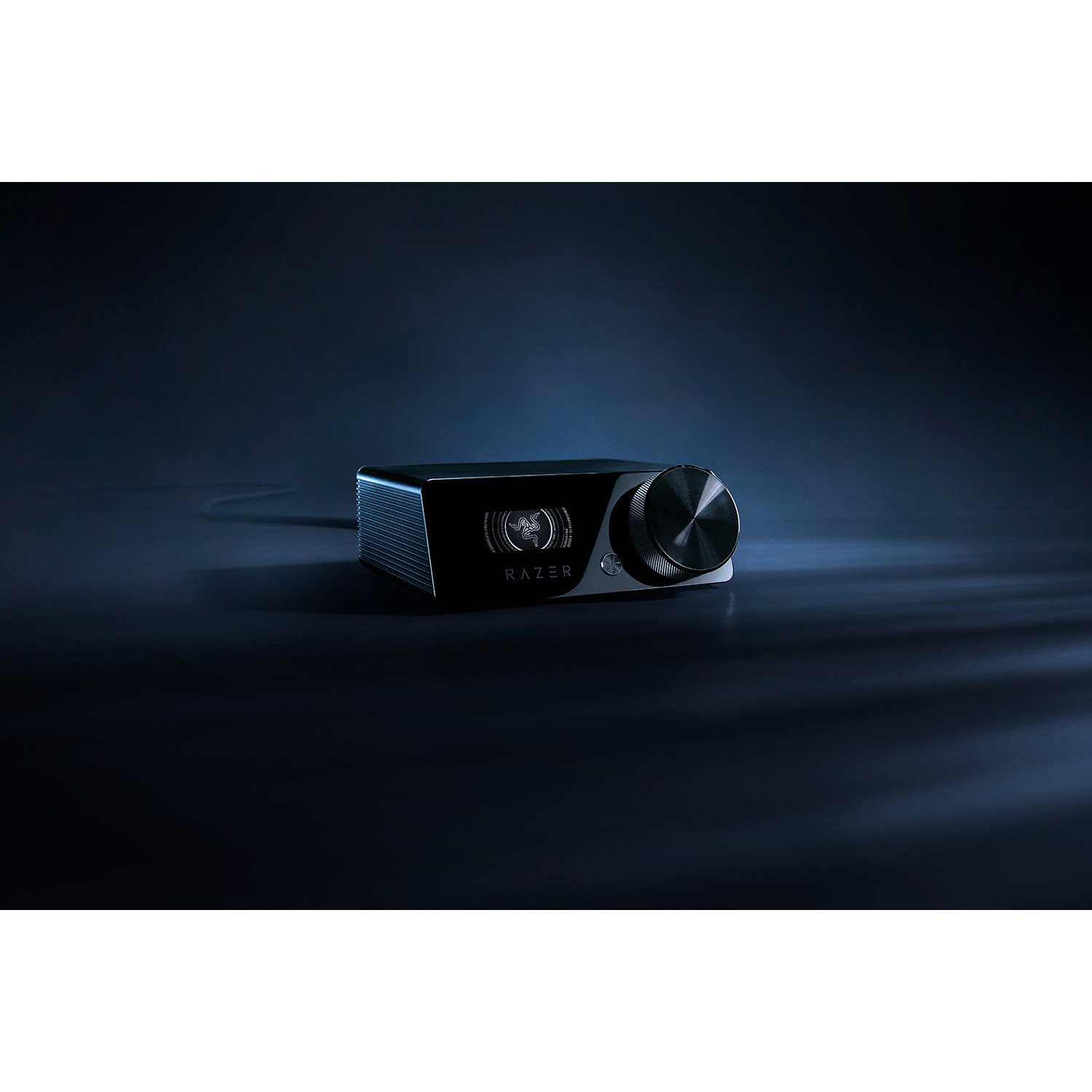 Un appareil audio Razer noir avec un gros bouton de volume et le logo Razer.
