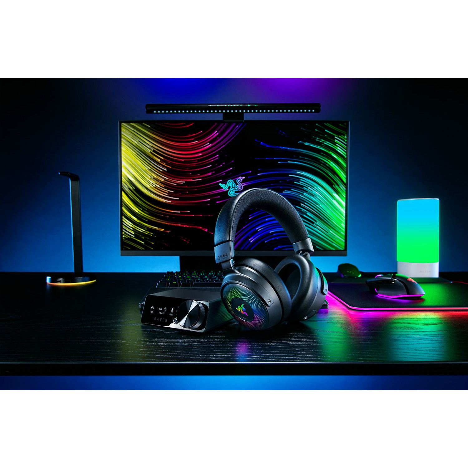 Configuration de jeu avec casque, clavier, moniteur, barre lumineuse, souris et panneau de contrôle.