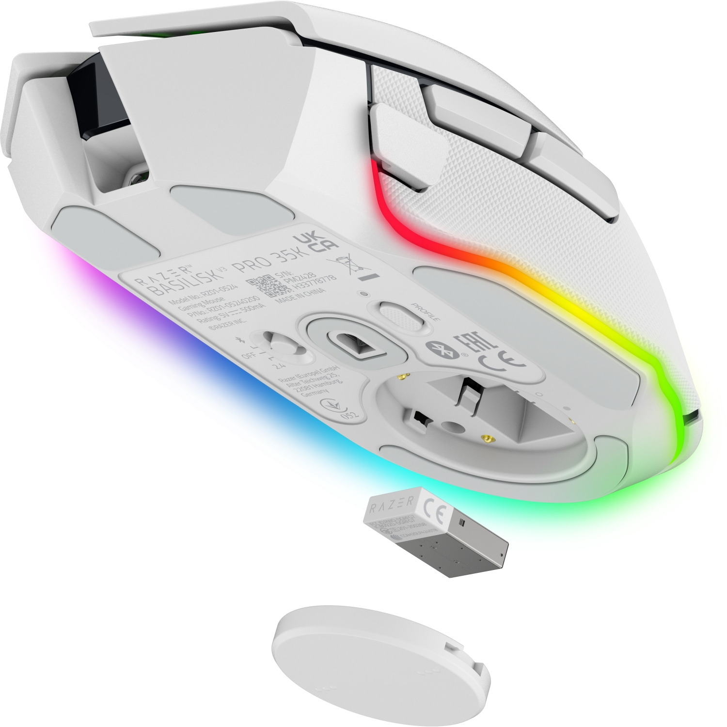 Witte gamingmuis met de onderkant zichtbaar, met een draadloze ontvanger en een batterij.