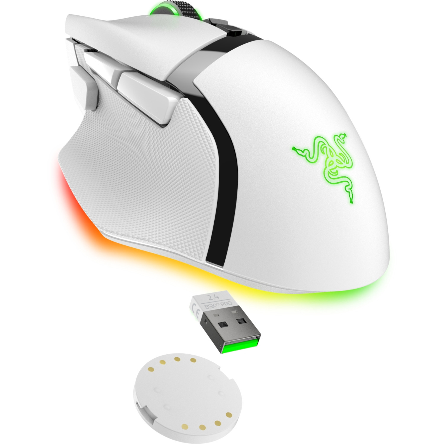 Een witte gamingmuis met groene accenten en een oplaadbasis wordt gepresenteerd op een witte achtergrond.