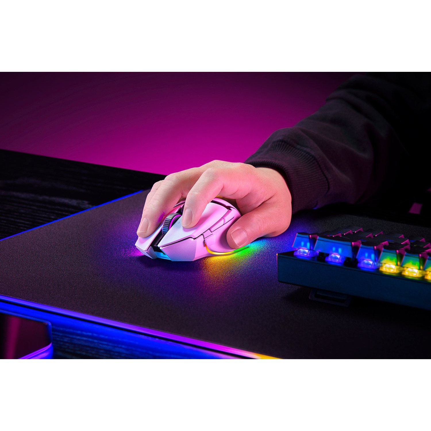 Een hand gebruikt een witte gamingmuis op een zwarte muismat. RGB-verlichting.