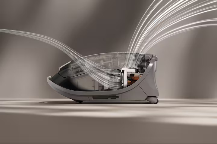 Mysz przecięta na pół, ukazująca komponenty wewnętrzne, z wychodzącymi z niej smugami światła.