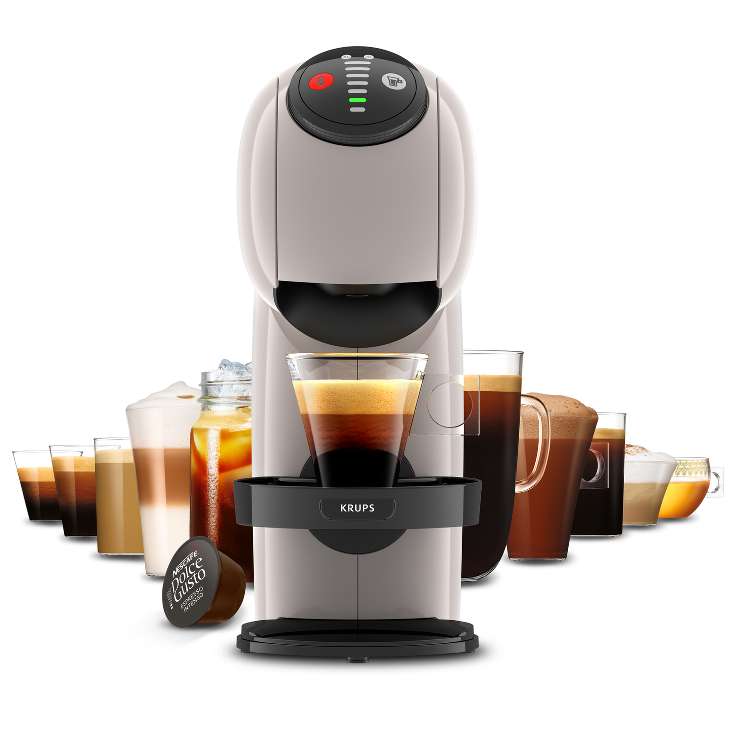 Koffiemachine met een glas koffie en verschillende koffiedranken in glazen op een witte achtergrond.