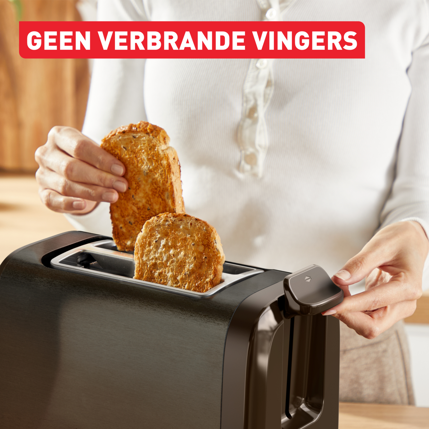Vrouw die geroosterd brood uit een zwarte broodrooster haalt. Rode tekst: Geen verbrande vingers.