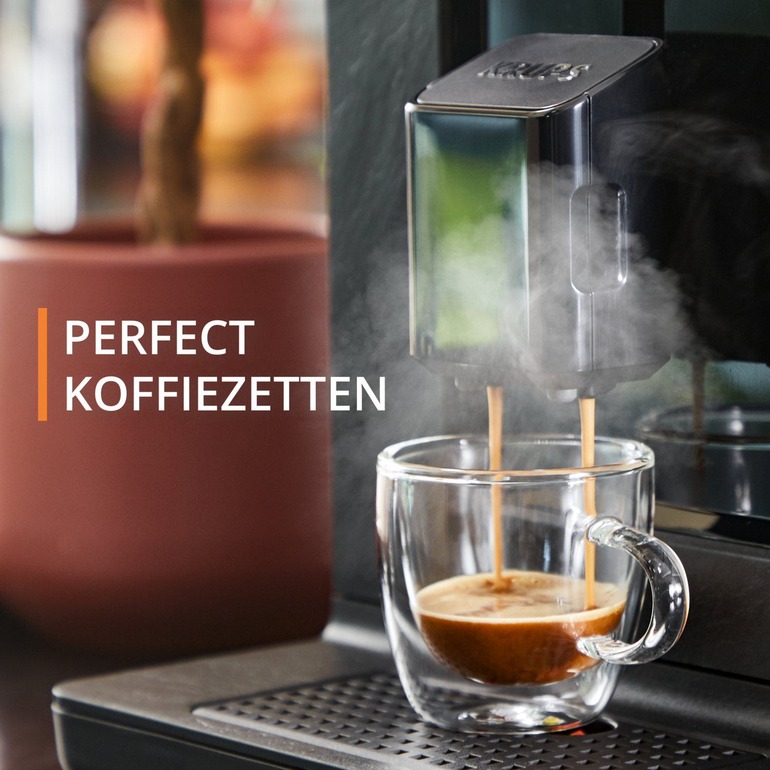 Espressokoffie die in een glazen kopje wordt gegoten, stoom stijgt op. Perfecte koffiezetting.
