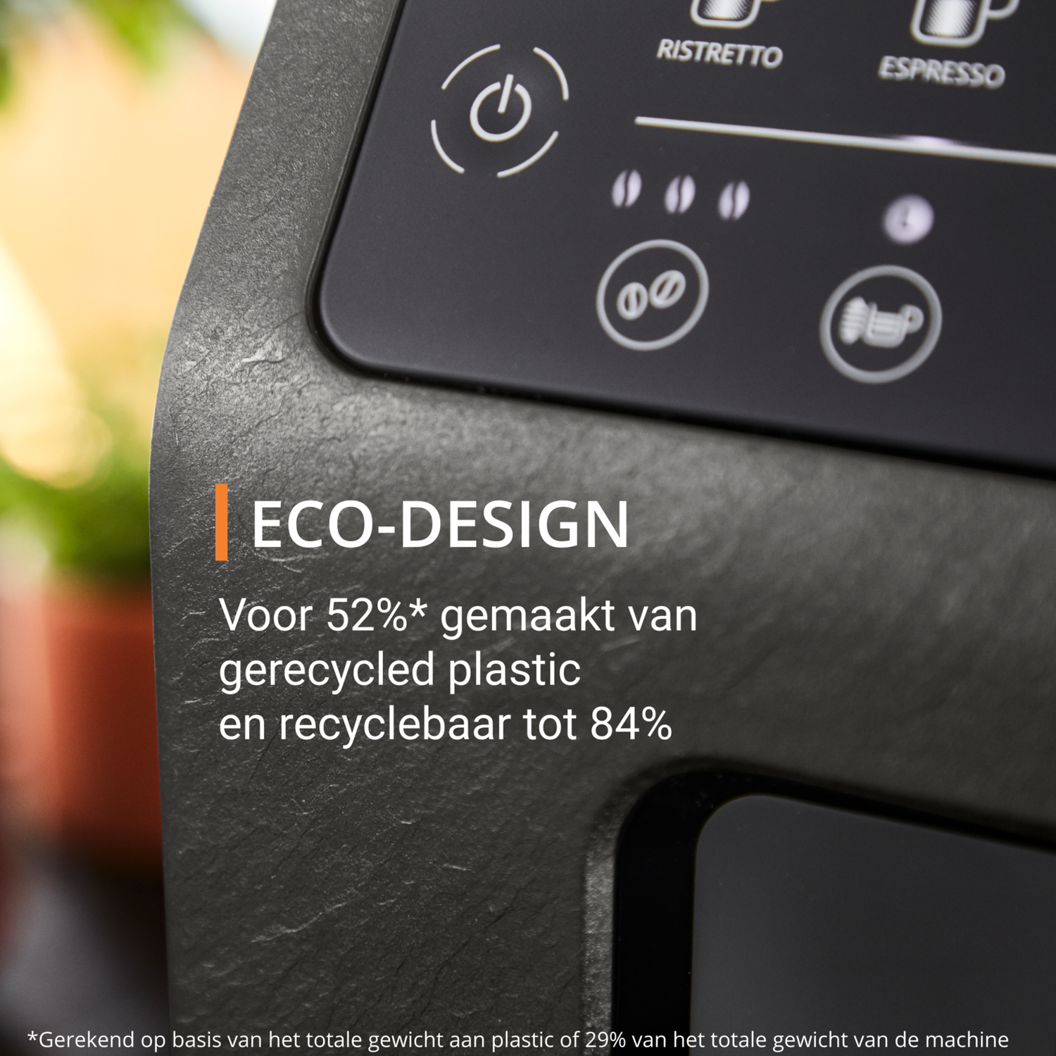 Close-up van een koffiemachine bedieningspaneel met aan/uit-knop en ristretto-knop. Tekst: 'Eco-design'.