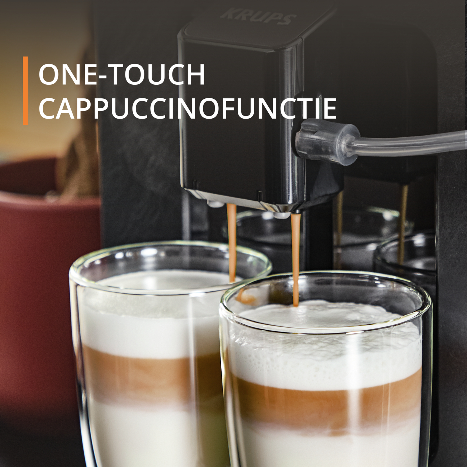Een koffiemachine die latte macchiato in glazen schenkt.