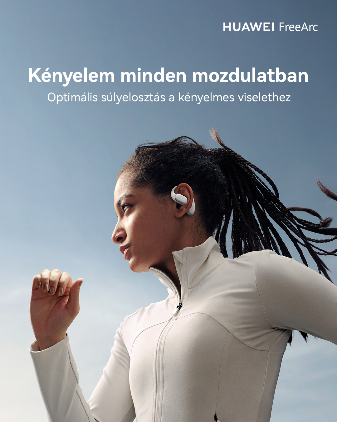 Futó nő fehér fülhallgatóval. Szöveg: Optimális súlyelosztás a kényelmes viseletért.