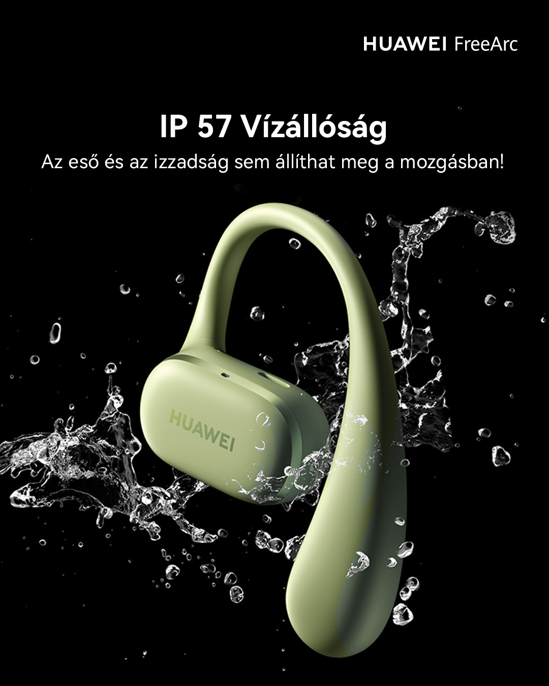 Zöld vezeték nélküli fülhallgatók vízfröccsenésekkel fekete háttér előtt.