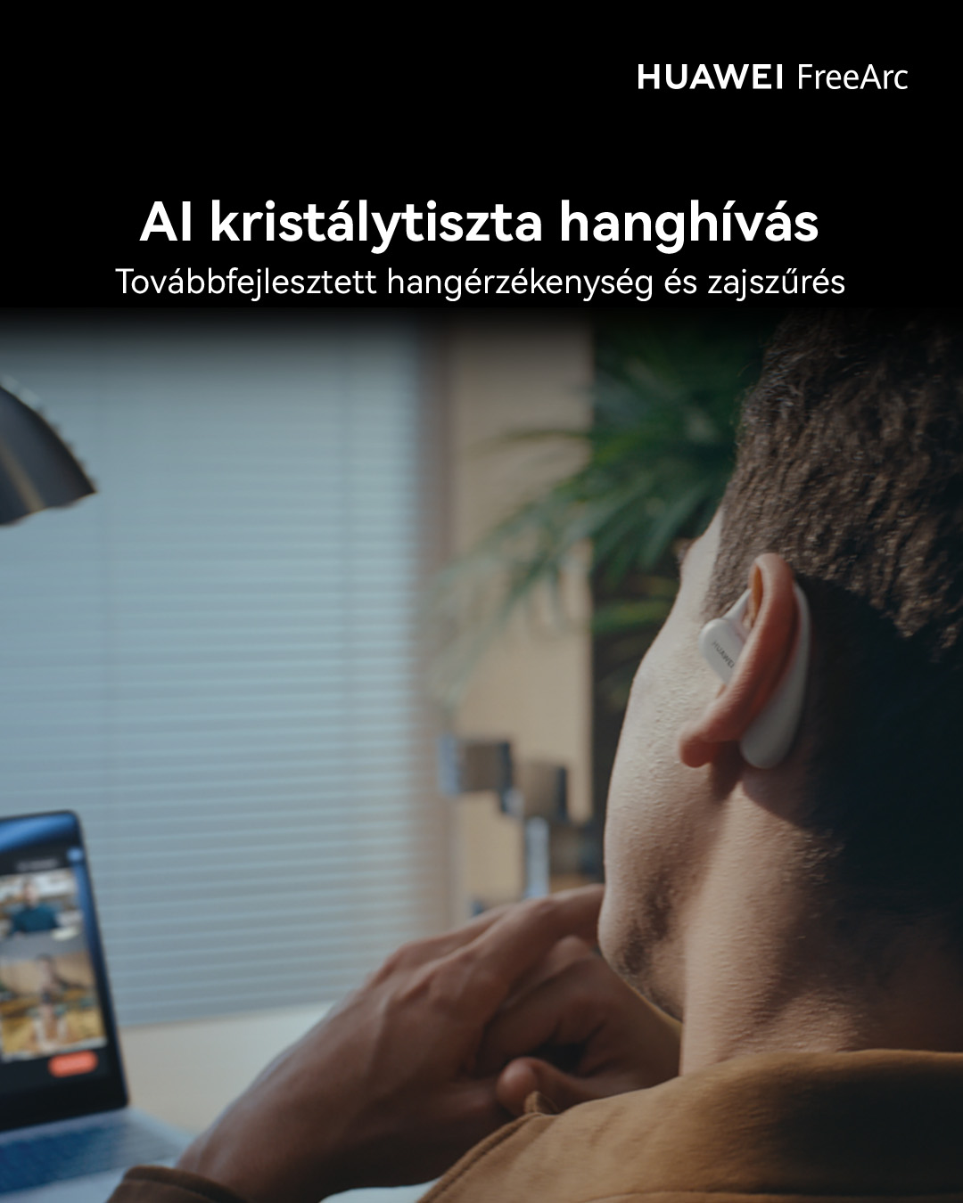 Férfi fehér fülhallgatóval, laptopot néz videohívással. Huawei FreeArc logó.