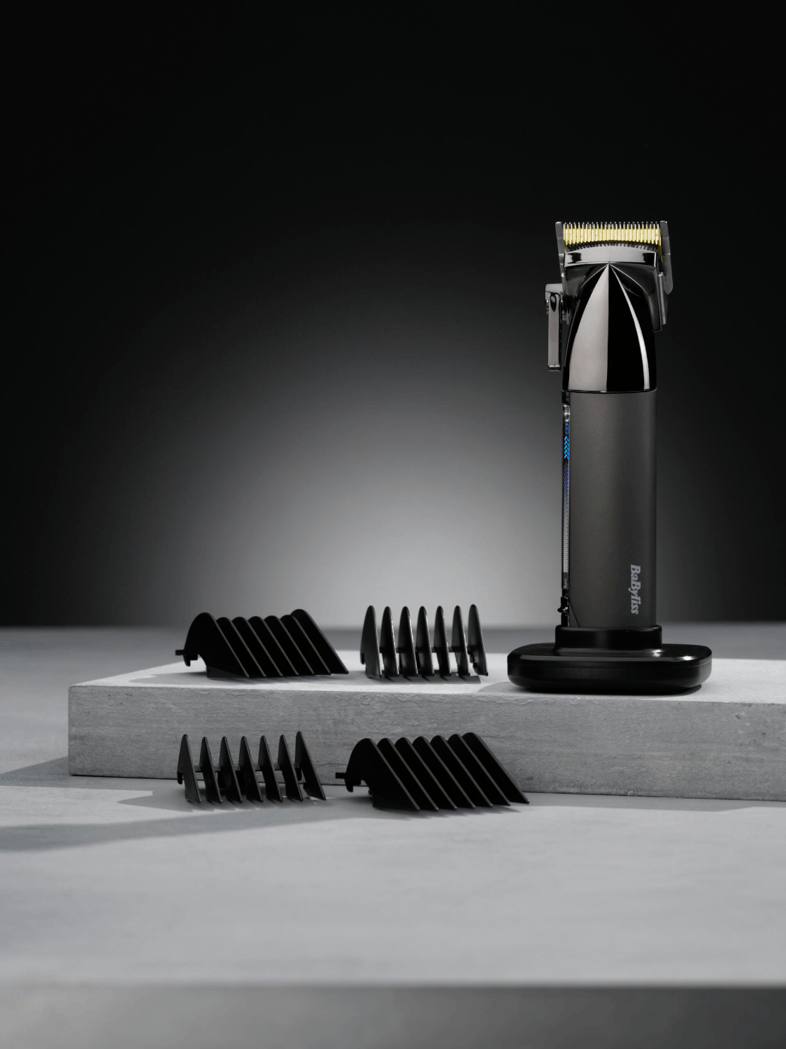 Cortapelos Babyliss y accesorios. Incluye protectores y una base de carga.