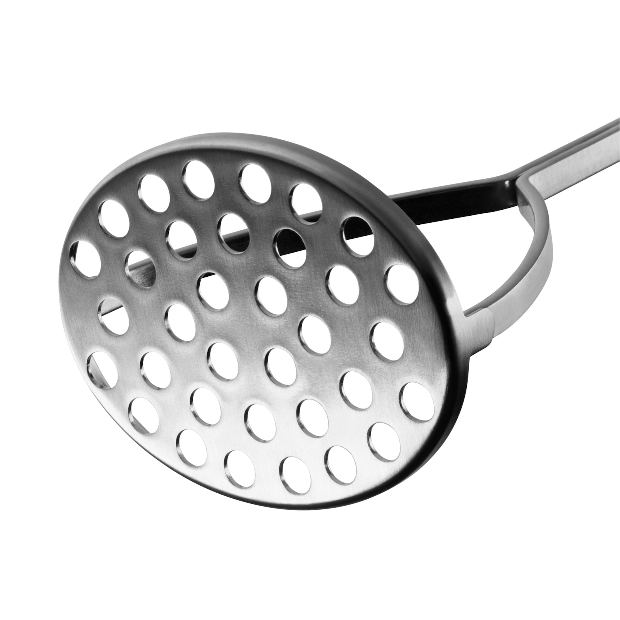 Kartoffelstampfer aus Metall mit vielen Löchern. Weißer Hintergrund.