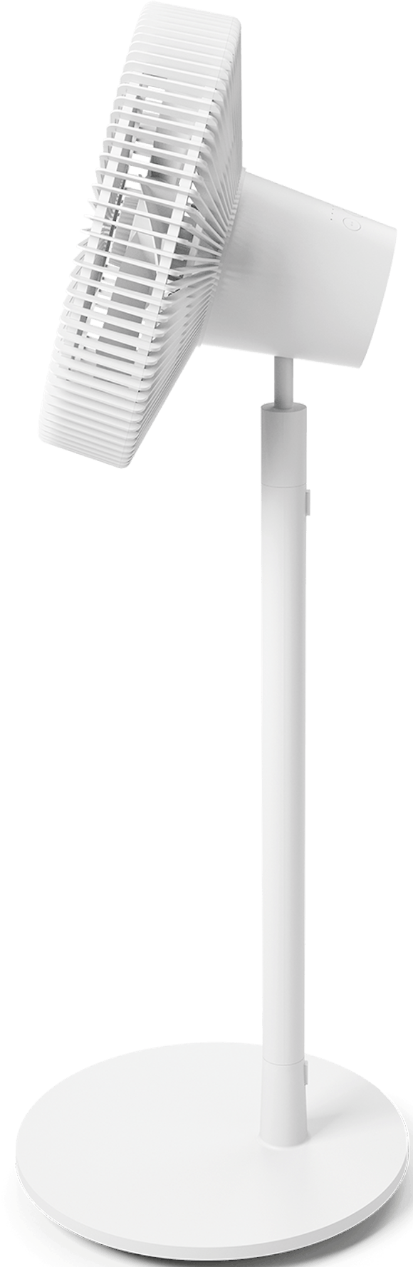 Ein weißer Standventilator. Er ist zur Seite gedreht, mit freier Sicht auf die Flügel und den Sockel.