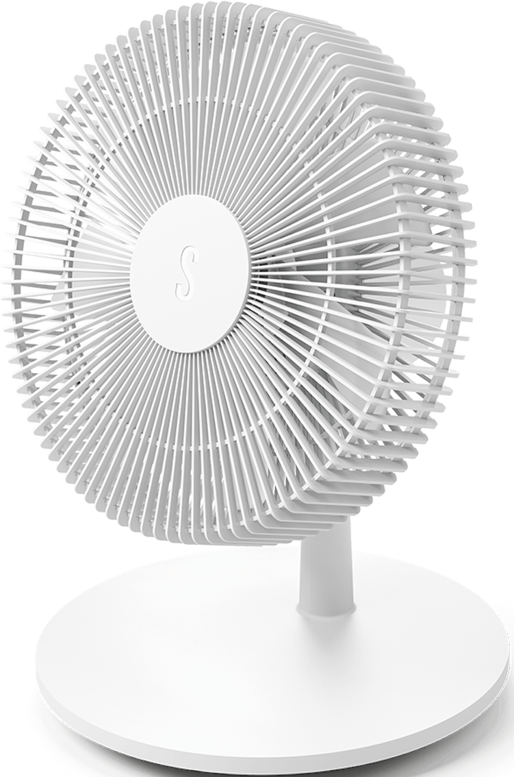 Weißer Schreibtischventilator mit rundem Sockel und gebogenem, geschlitztem Ventilatorkopf.