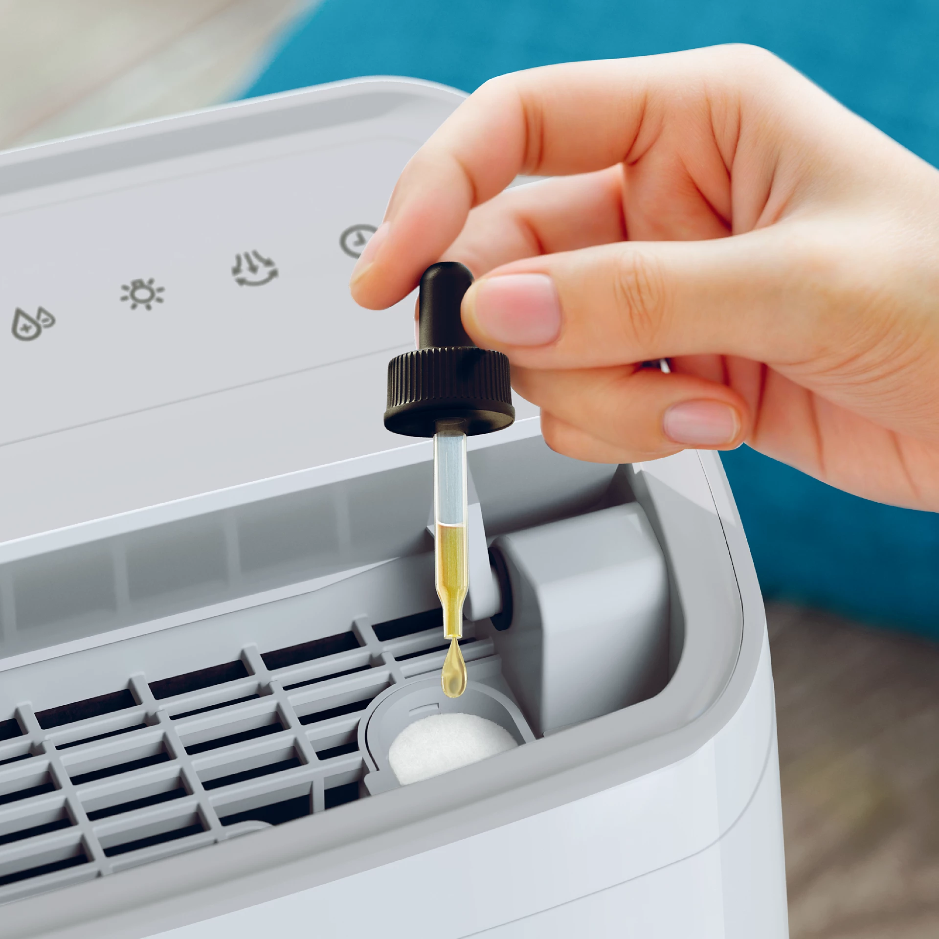 Una mano usa un contagocce per mettere una goccia di liquido in un dispositivo bianco.