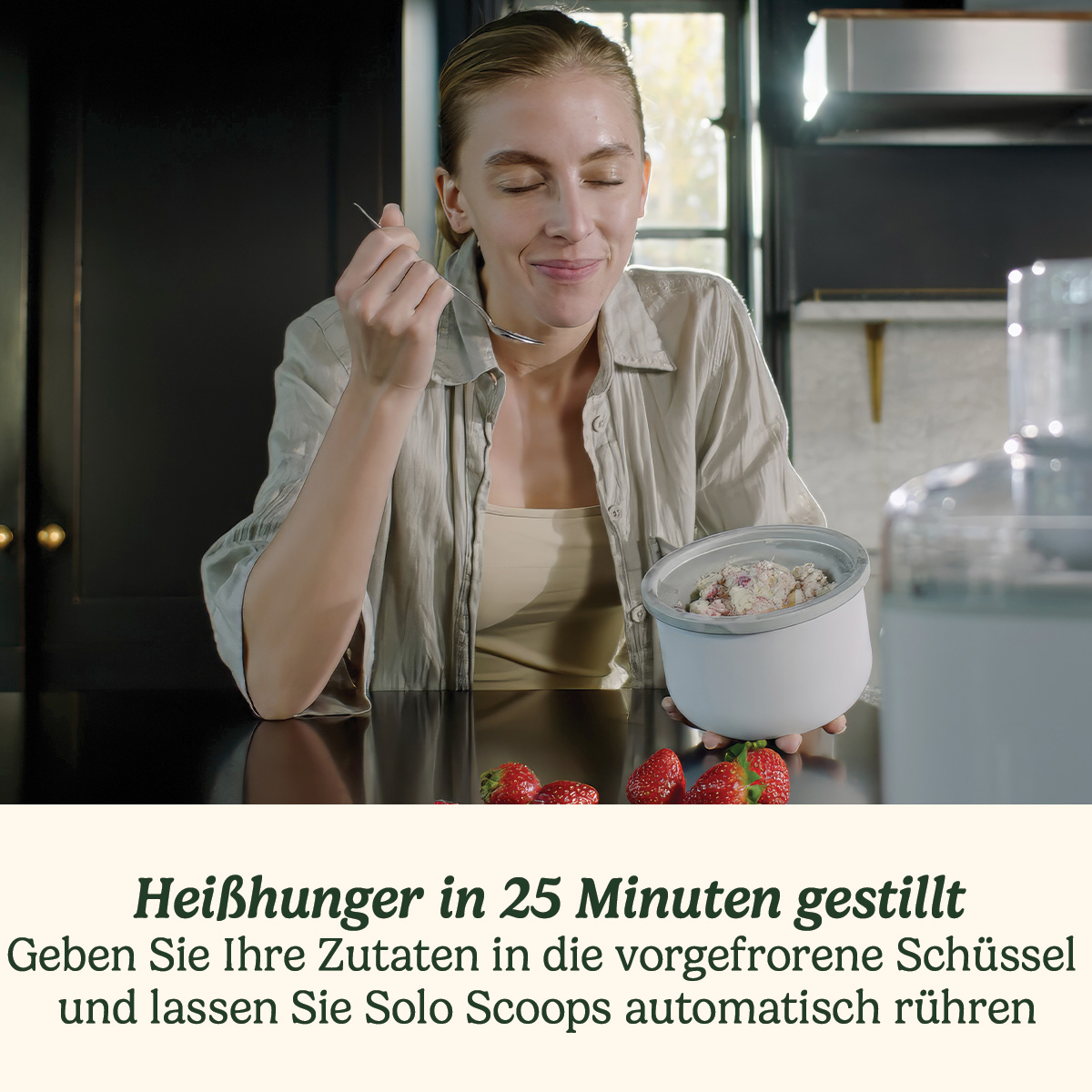 Frau isst Eis aus einem Behälter, Erdbeeren davor, Text über schnelles Eis.