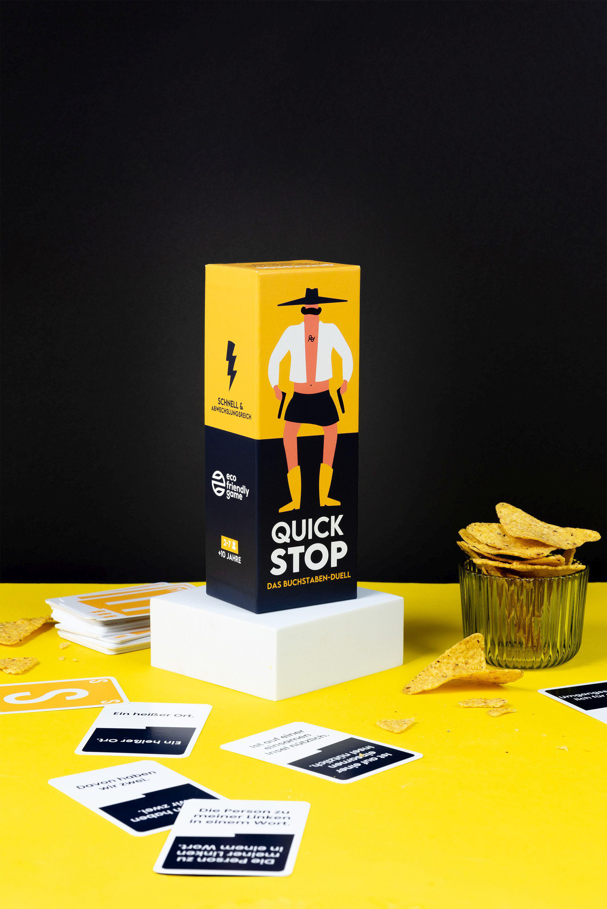 Brettspielbox mit Spielsteinen. Das Spiel heißt Quick Stop, mit Cartoon-Cowboy-Figur.