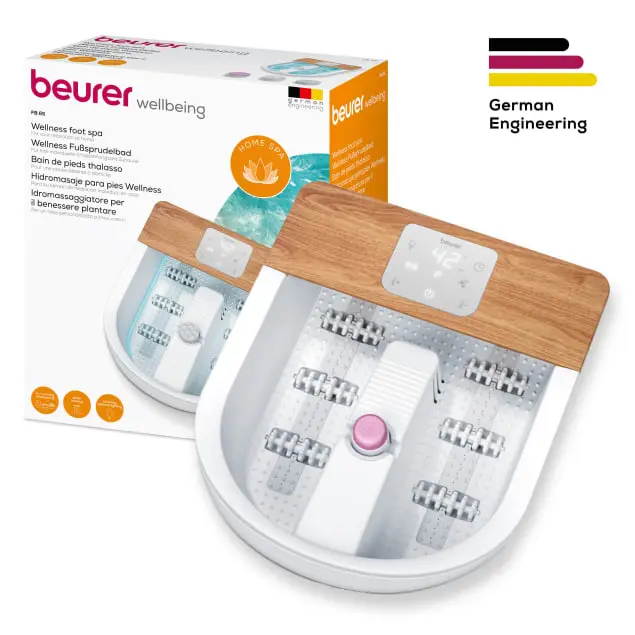 Fußbad mit weißem Sockel und Holzaufsatz. Enthält eine Box mit German Engineering und Home Spa Branding.